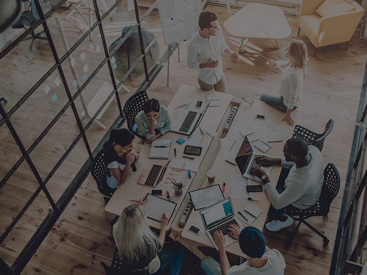 Vores filosofi overhead office shot
