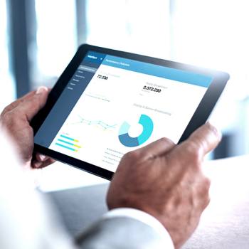 Europas Fintech-revolution: Fremtiden working on graphs from a tablet