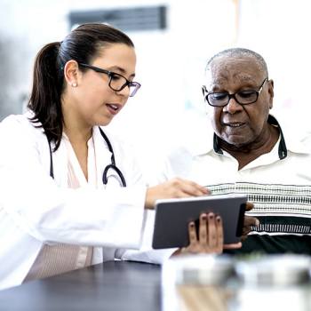 Hvordan kan man forbedre patient oplevelsen i sundhedsvæsenet? doctor showing patient some files