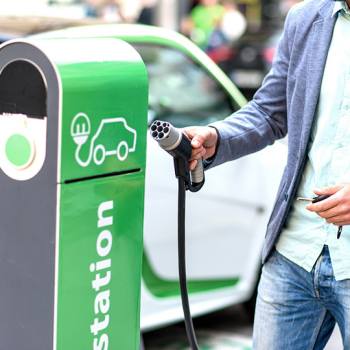 Den banebrydende oplader til elbiler man charging car at charging point