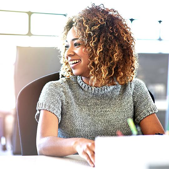 Automatisering kan tage enhver virksomhed til det næste niveau woman smiling and working
