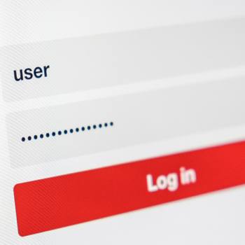 Hvorfor skal virksomheder overvåge deres netværk? close up of login screen