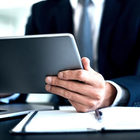 Vigtigheden af informationsikkerhed man using tablet