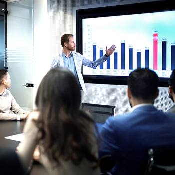 Hvordan digitale platforme tænker forretningsmodeller om igen man presenting graph to a meeting