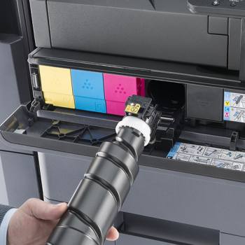 Long-life teknologien sparer ressourcer black toner being plugged into a Kyocera printer