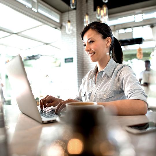 Hvordan kan man effektivisere fakturabehandling? woman working on a laptop