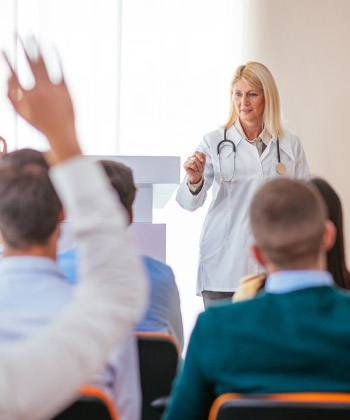 Forenkle overholdelse doctor presenting and answering questions