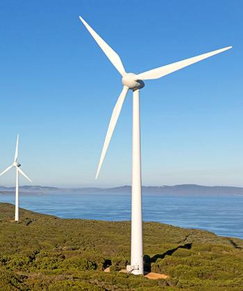 Vi tænker og arbejder 'grønt' close up of wind turbines