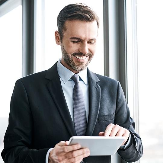 Forbindelsen mellem mobilitet, lykke og produktivitet man with a tablet